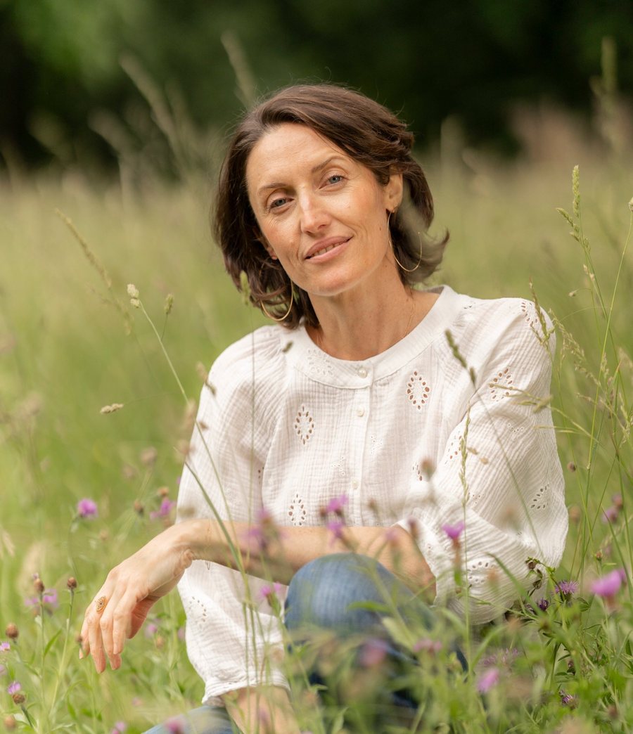 Julie Bach assise dans une prairie