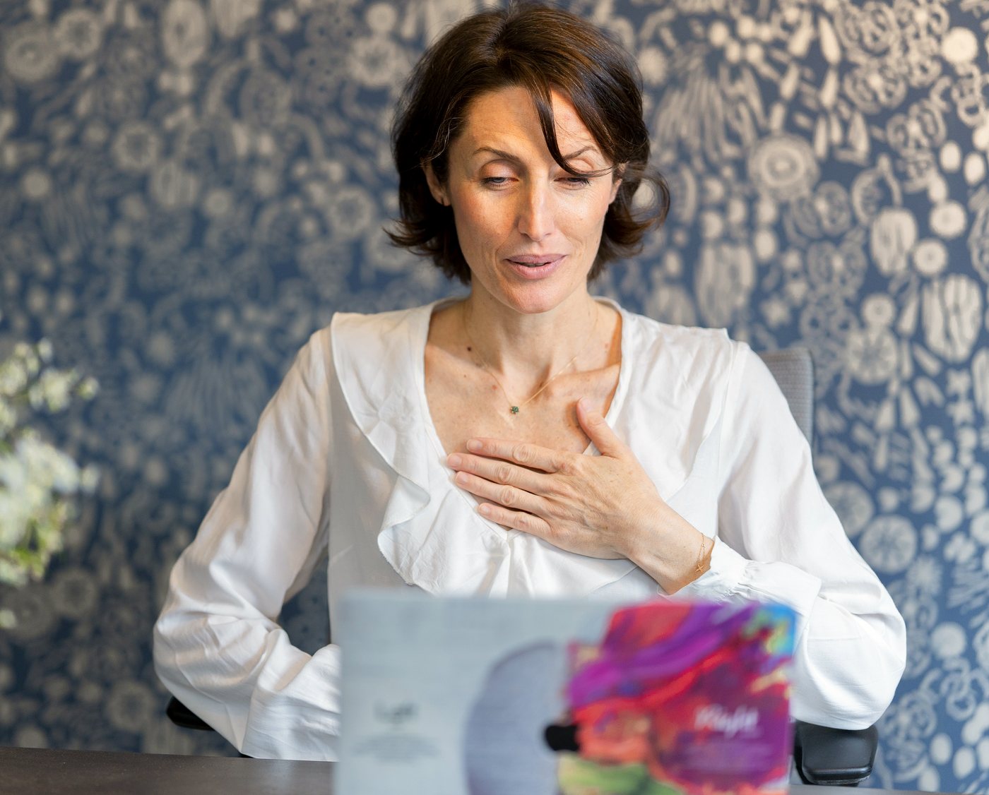 Julie Bach en séance de visioconférence